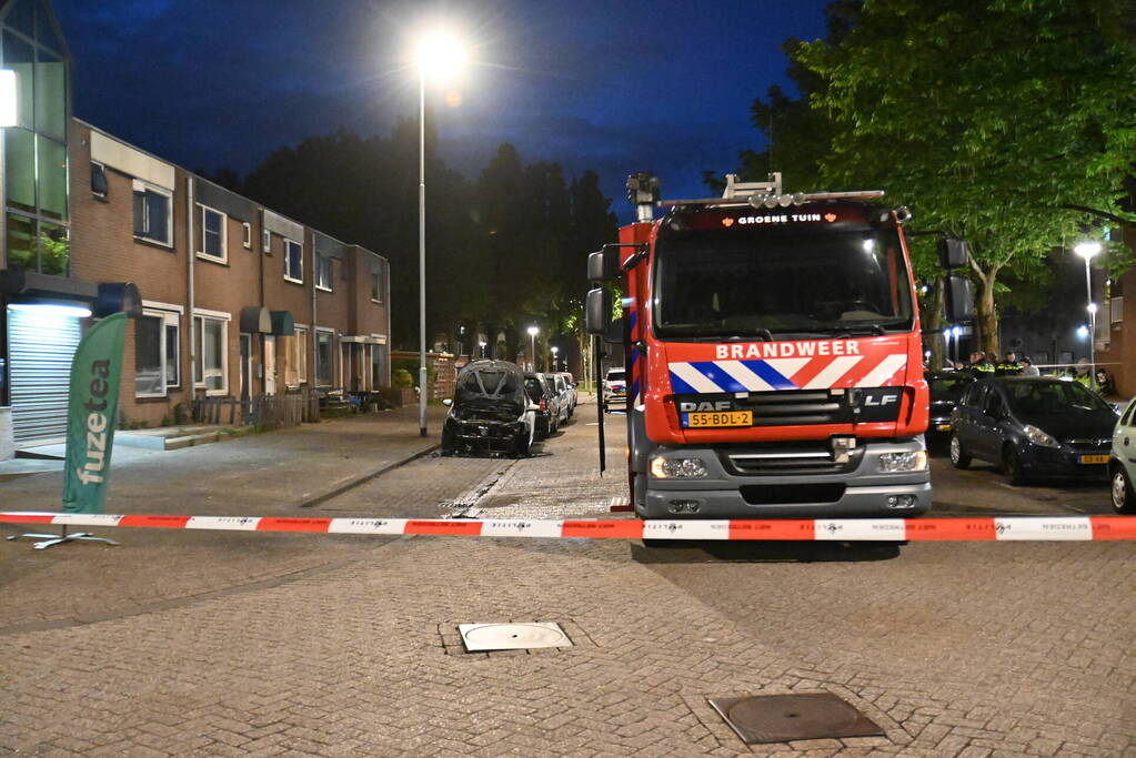 Autobrand en voordeur vernield na explosie