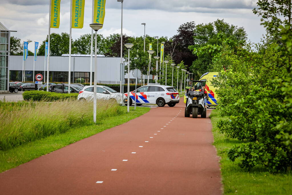 Jongedame op brommer aangereden op fietspad