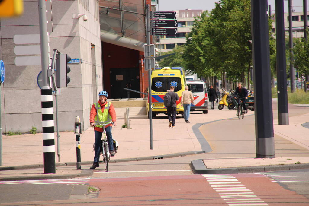 Traumahelikopter landt bij Erasmusbrug