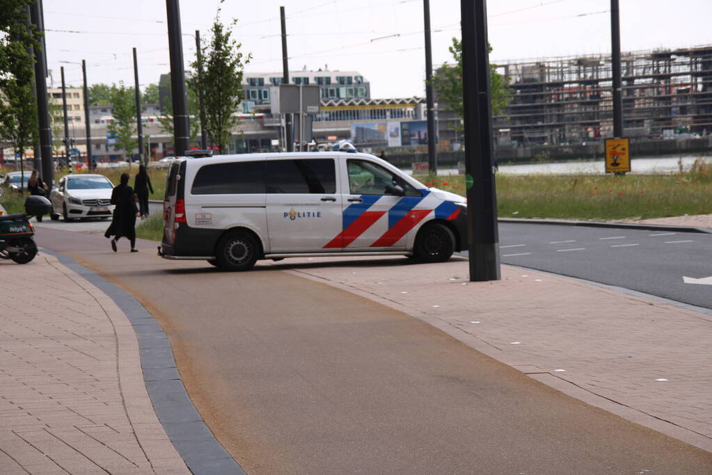 Traumahelikopter landt bij Erasmusbrug