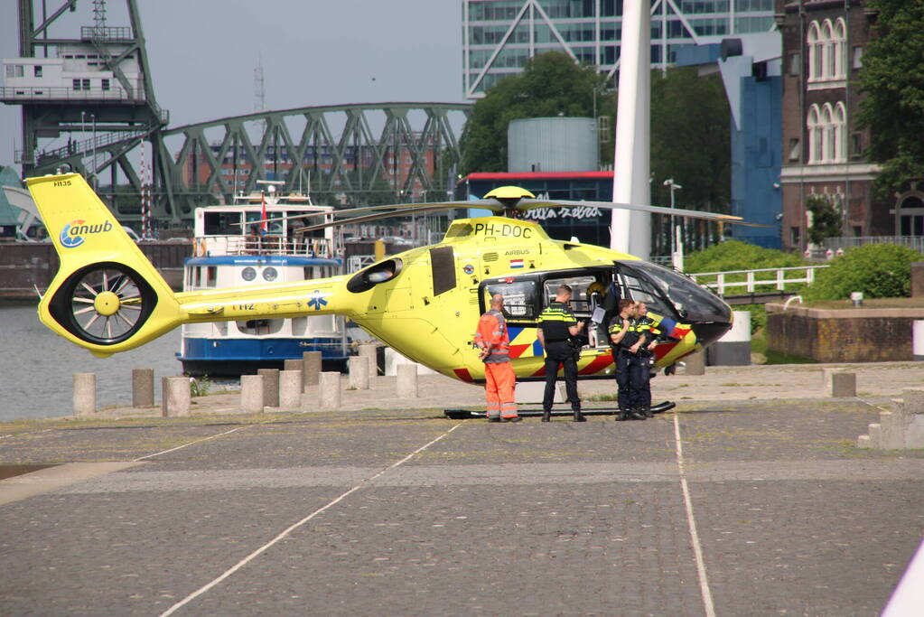 Traumahelikopter landt bij Erasmusbrug