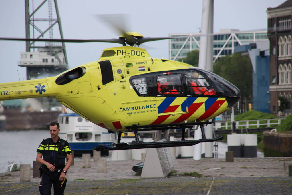 Traumahelikopter landt bij Erasmusbrug