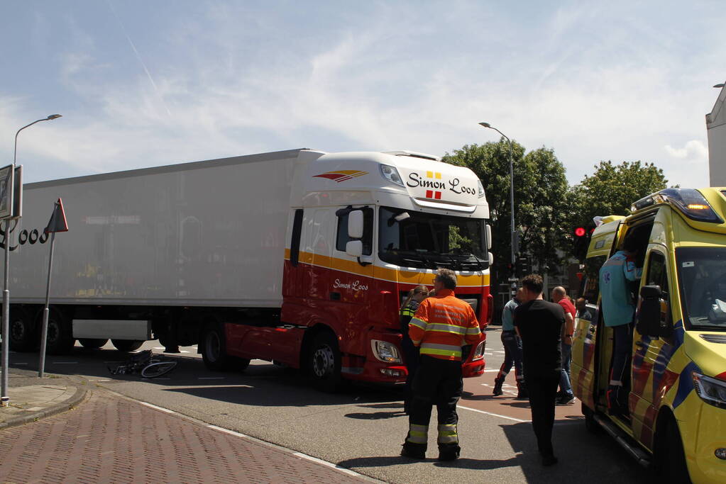 Fietser geschept door vrachtwagen