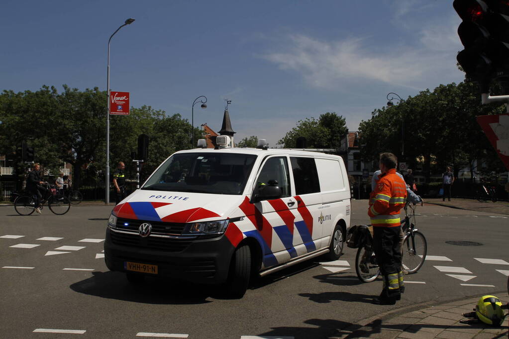 Fietser geschept door vrachtwagen