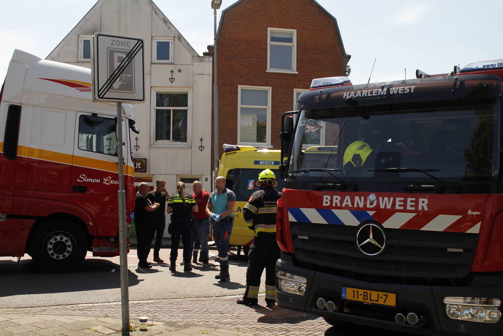 Fietser geschept door vrachtwagen