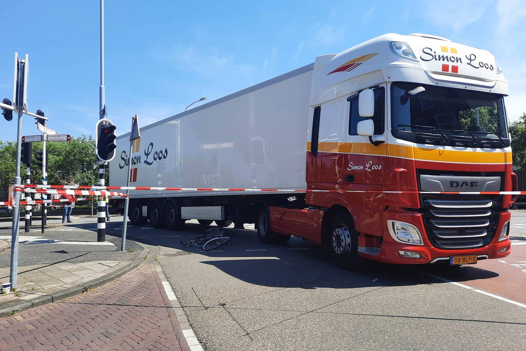 Fietser geschept door vrachtwagen