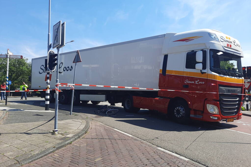 Fietser geschept door vrachtwagen