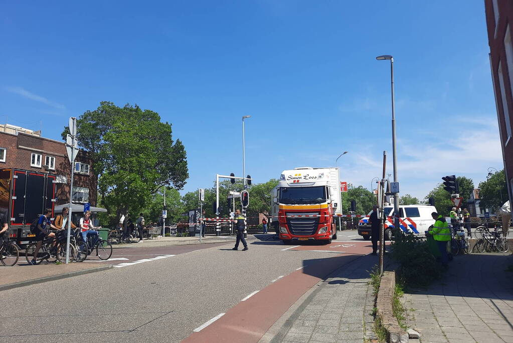 Fietser geschept door vrachtwagen