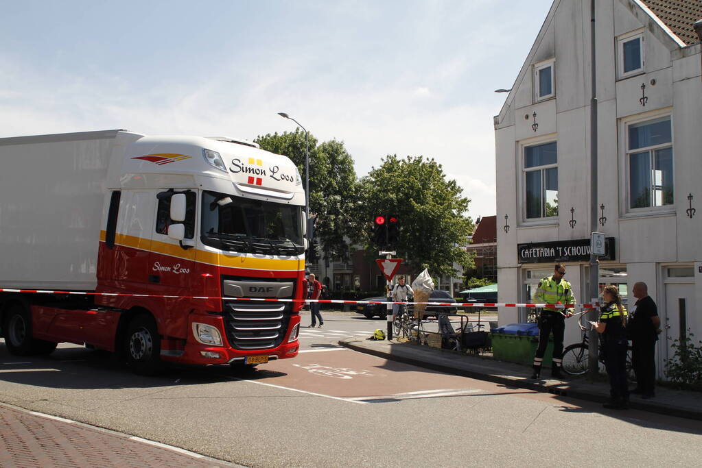 Fietser geschept door vrachtwagen