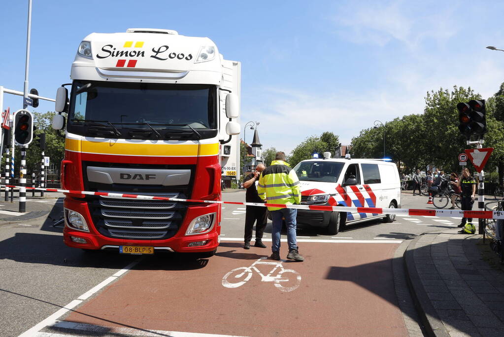 Fietser geschept door vrachtwagen