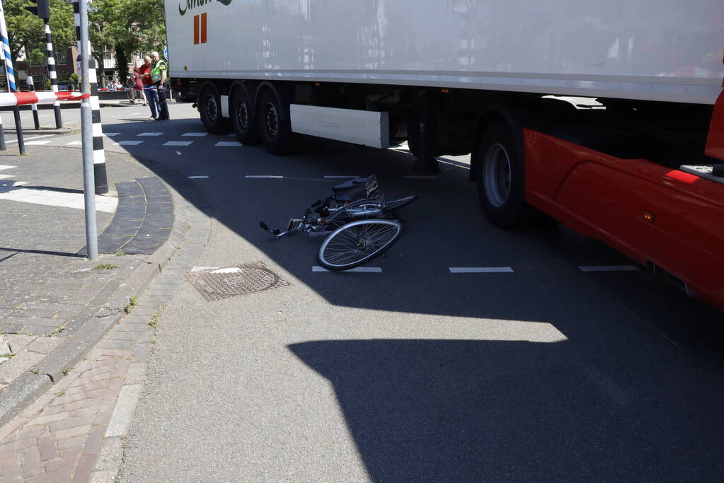 Fietser geschept door vrachtwagen