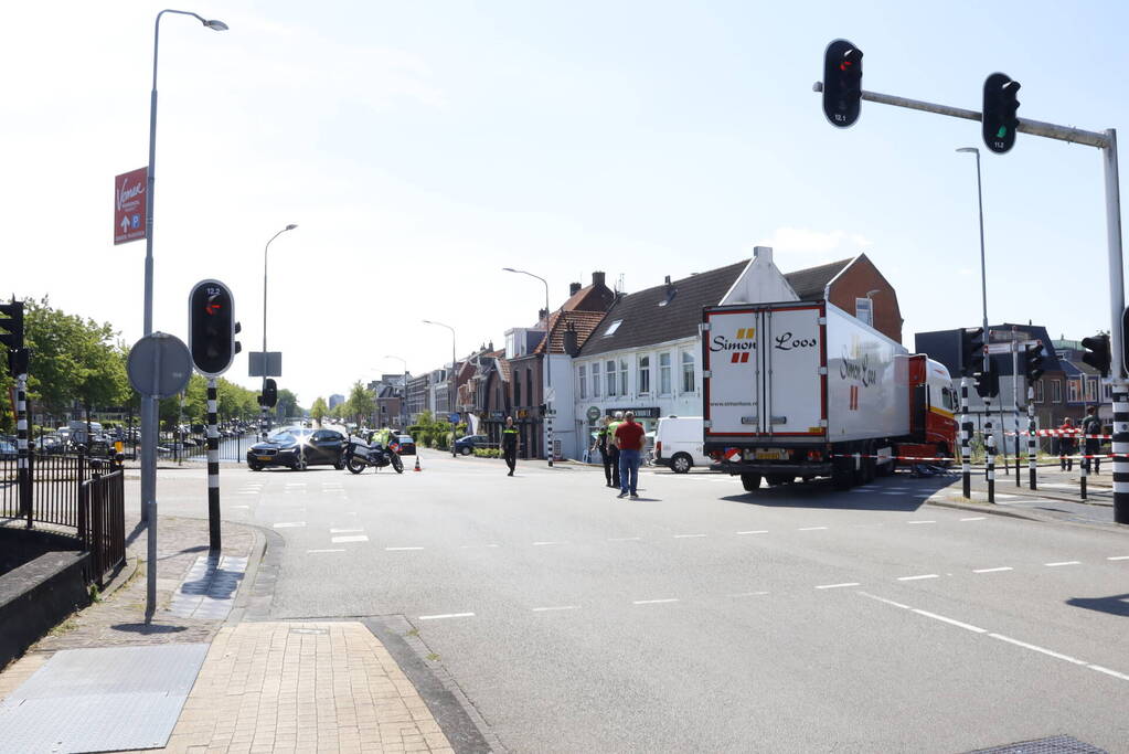 Fietser geschept door vrachtwagen