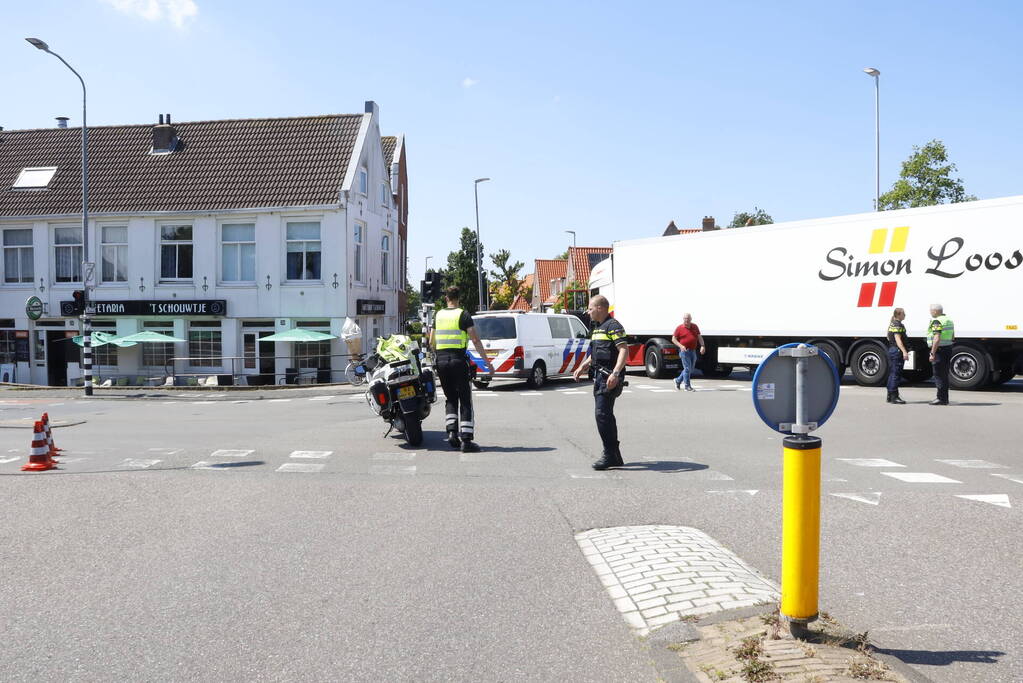 Fietser geschept door vrachtwagen