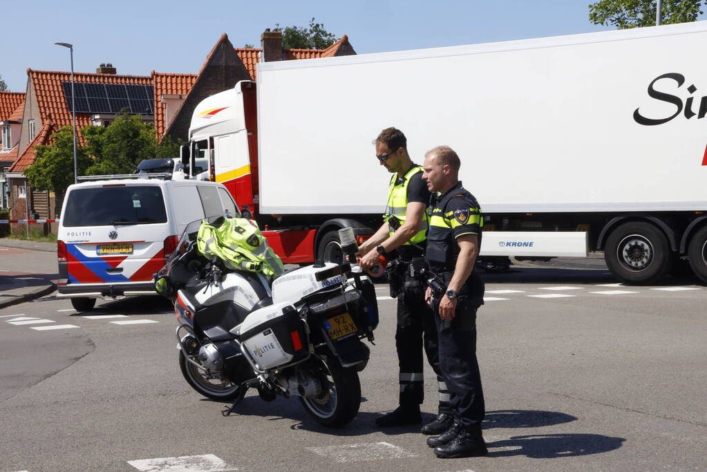 Fietser geschept door vrachtwagen