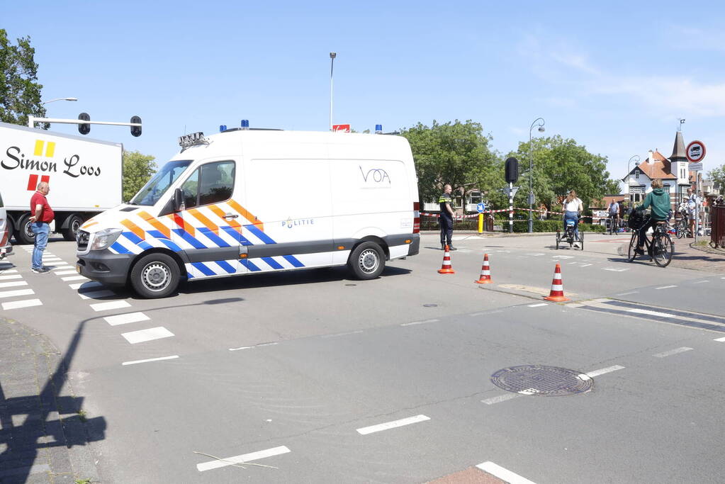 Fietser geschept door vrachtwagen