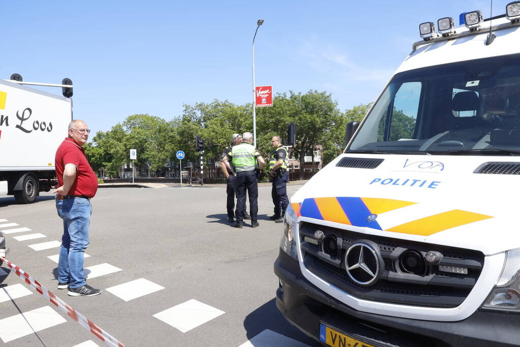 Fietser geschept door vrachtwagen