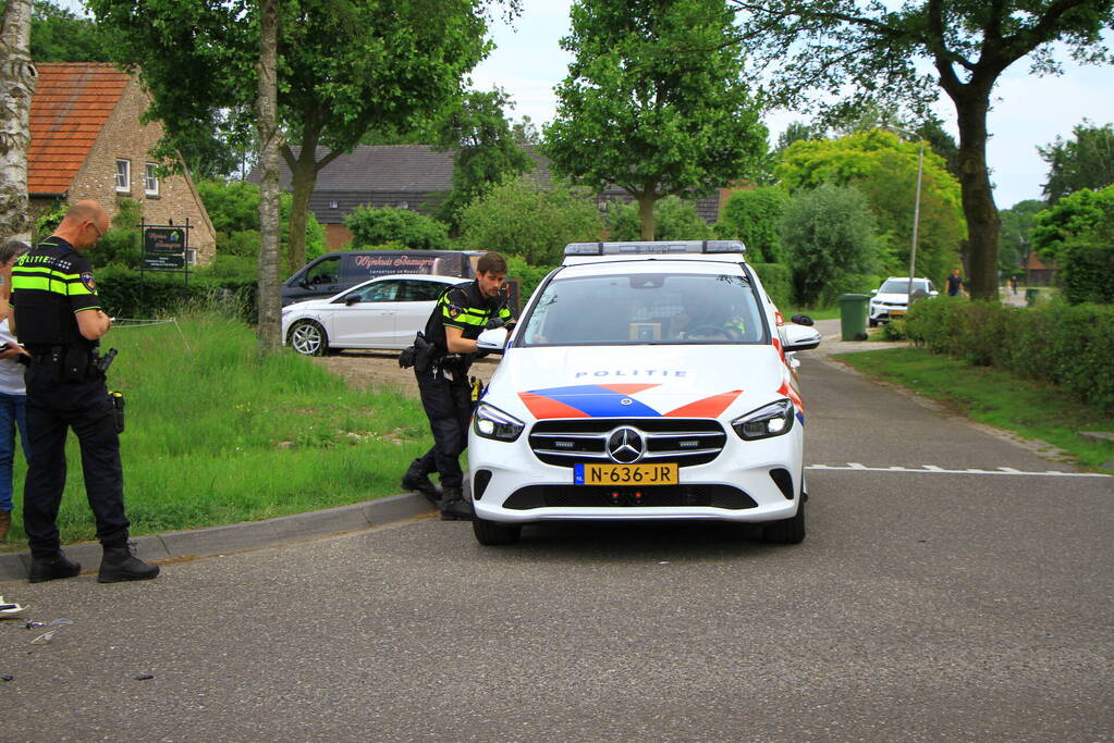 Brommerrijder loopt weg na frontale aanrijding op kruising