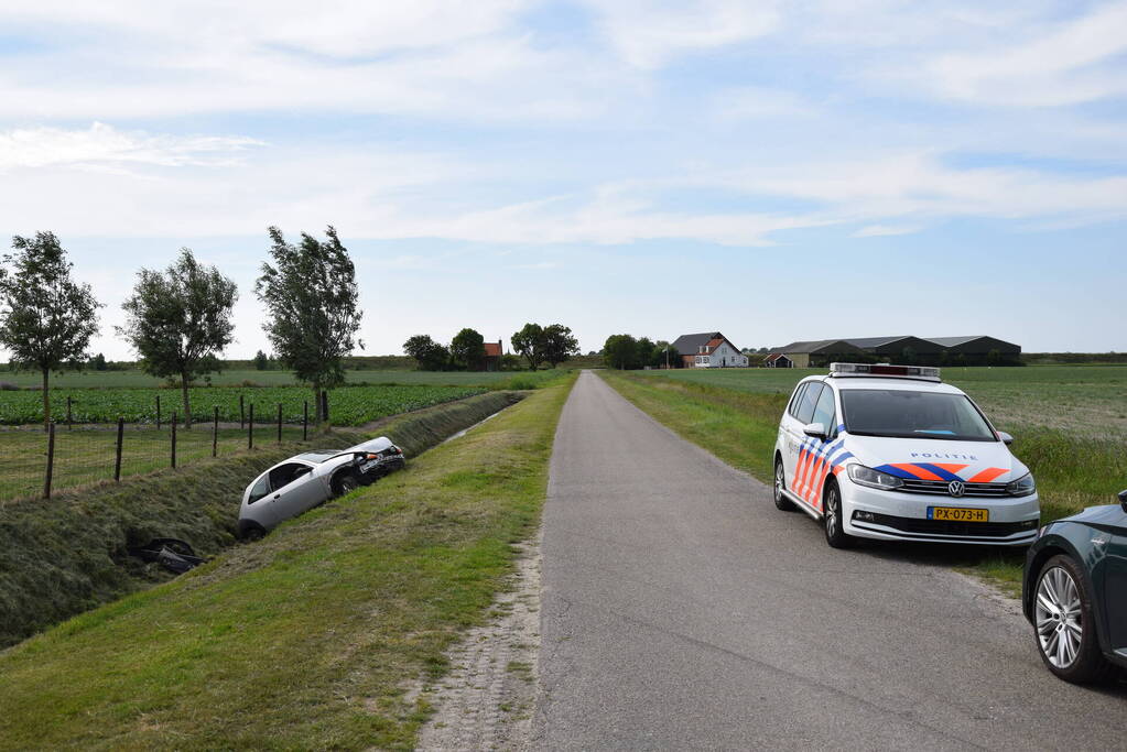 Auto belandt in greppel