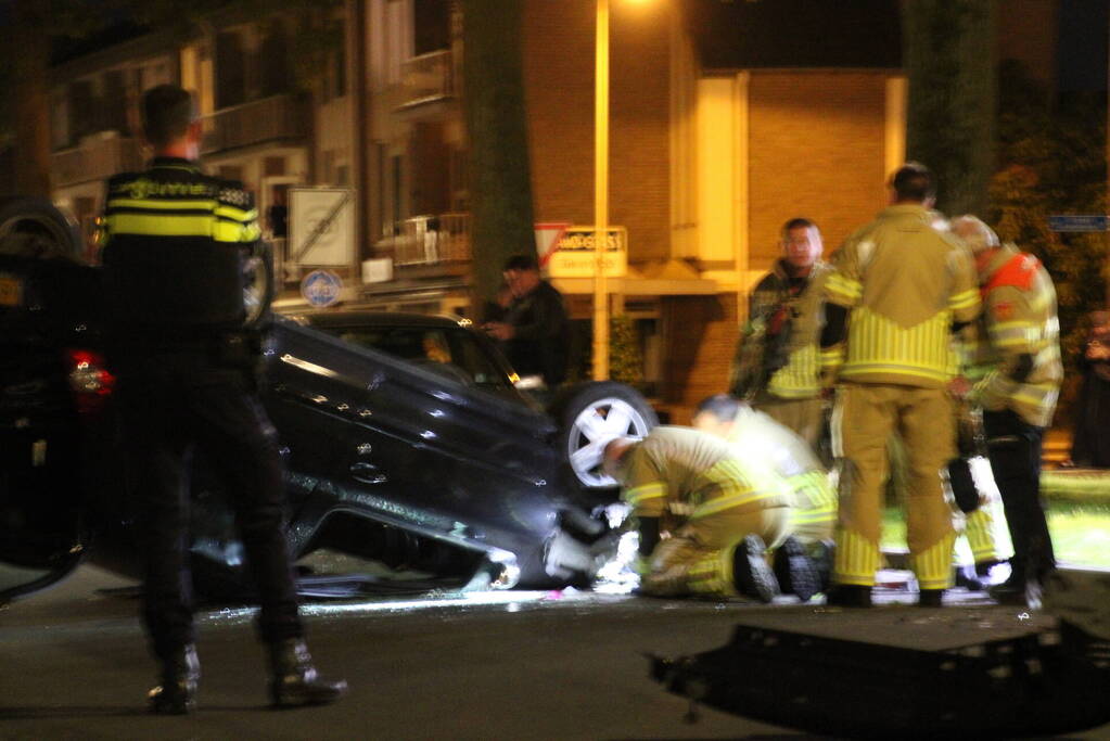 Auto belandt op zijn kop