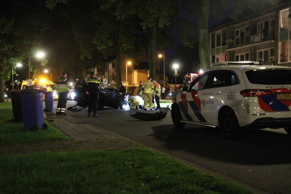 Auto belandt op zijn kop