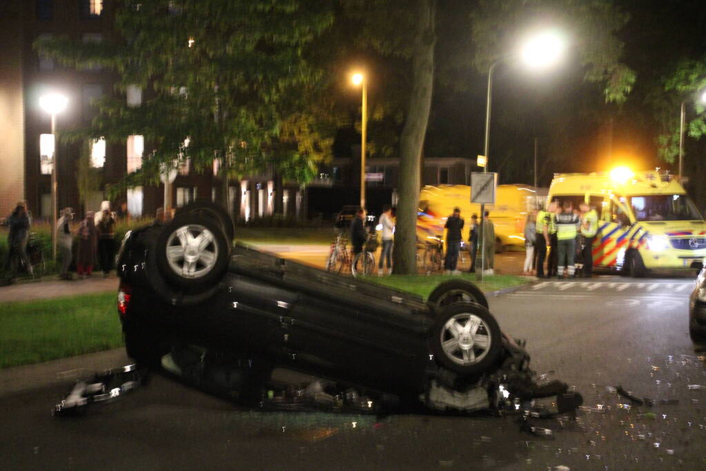 Auto belandt op zijn kop