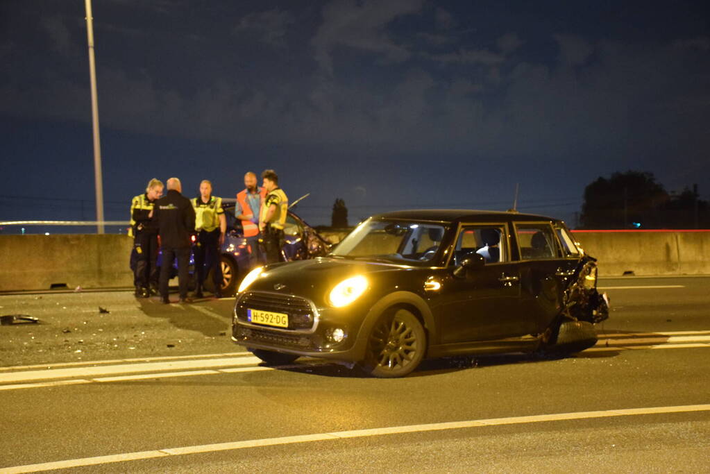 Automobilist botst op stilgevallen auto