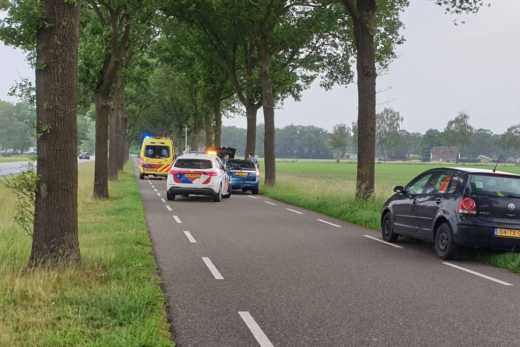 Wielrenner gaat hard onderuit en raakt gewond