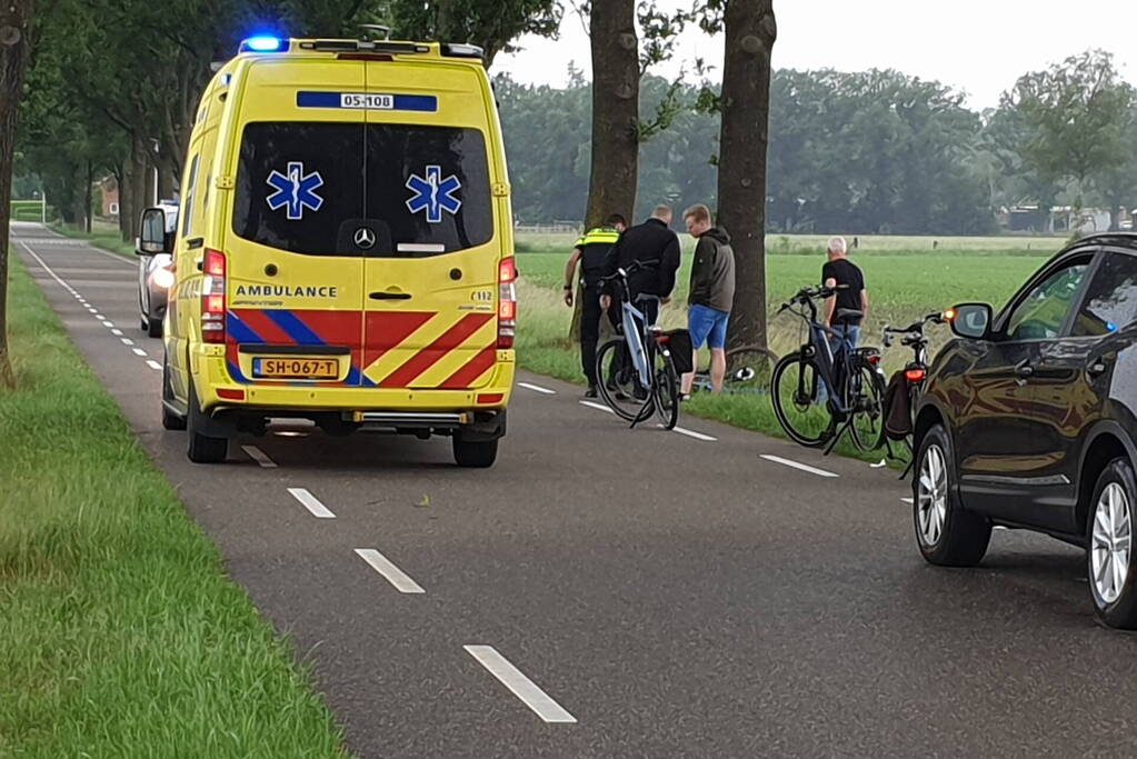 Wielrenner gaat hard onderuit en raakt gewond