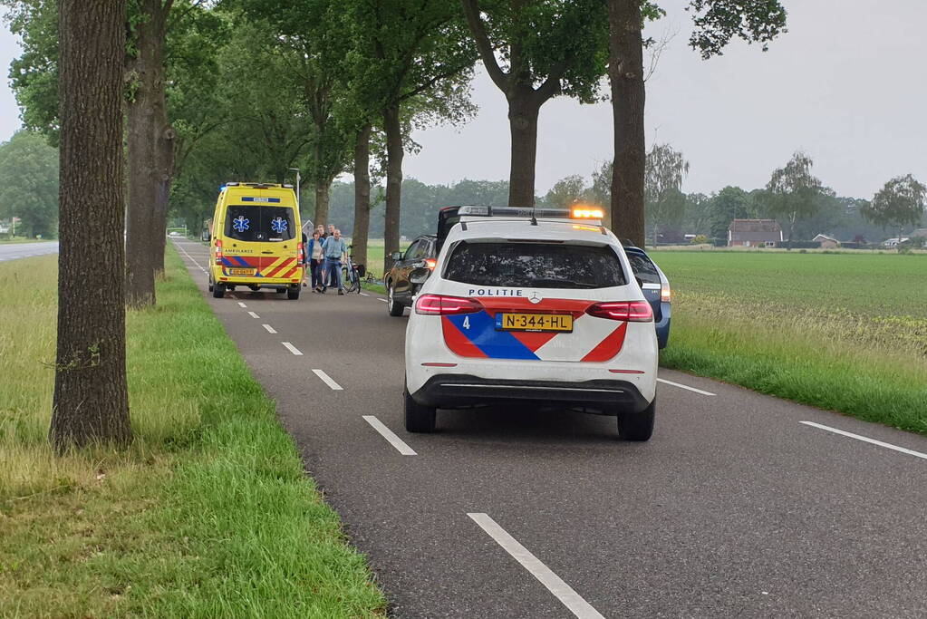 Wielrenner gaat hard onderuit en raakt gewond