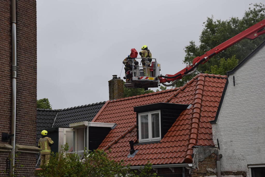 Brand in schoorsteen van woning