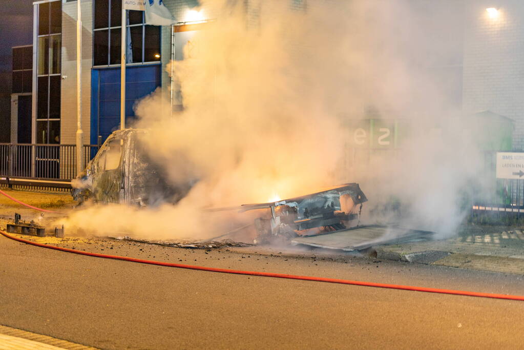 Bakwagen brandt volledig uit op bedrijventerrein Waarderpolder