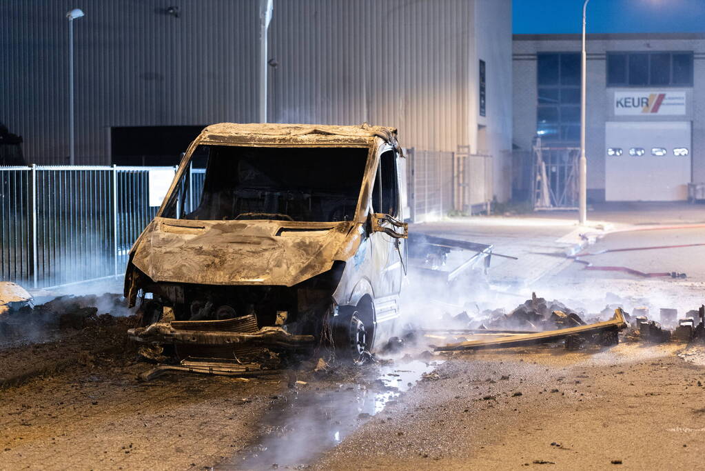 Bakwagen brandt volledig uit op bedrijventerrein Waarderpolder