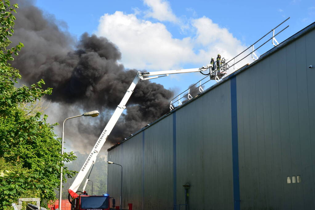 Enorme rookwolken bij brand Bakker Logistiek