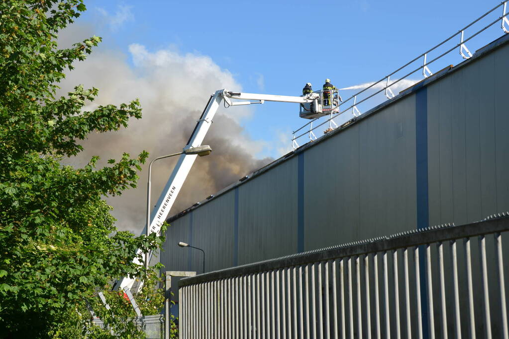 Enorme rookwolken bij brand Bakker Logistiek