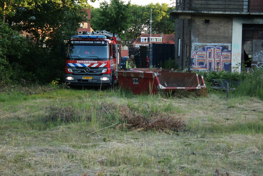 Brandweer blust brandend riet