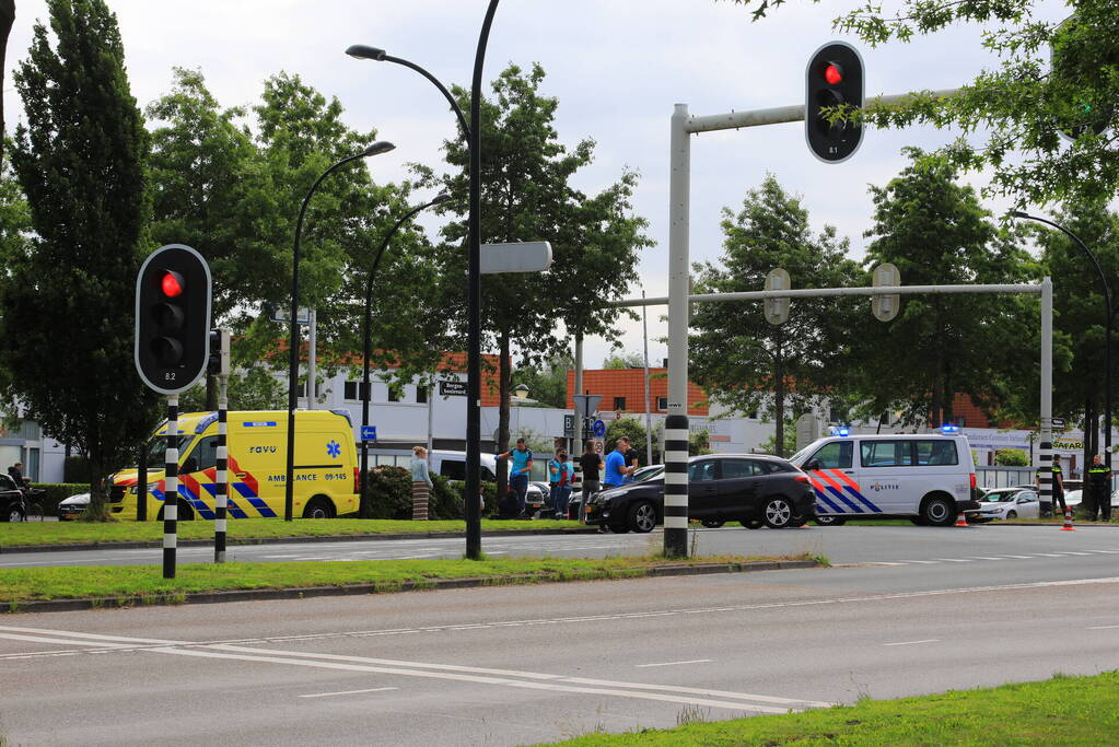 Twee auto's botsen bij verkeerslicht Vathorst