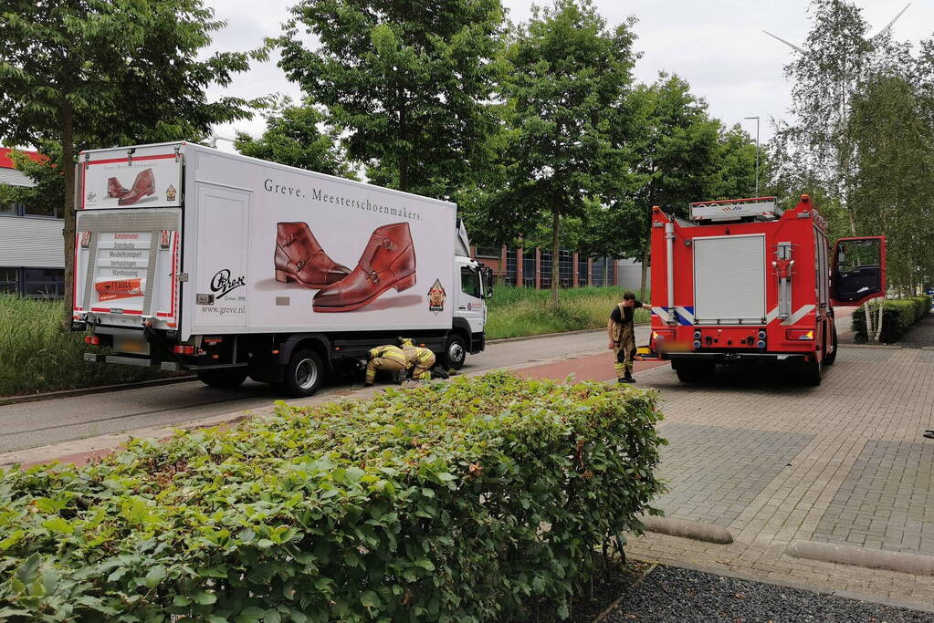 Tank vrachtwagen laat los tijdens het rijden