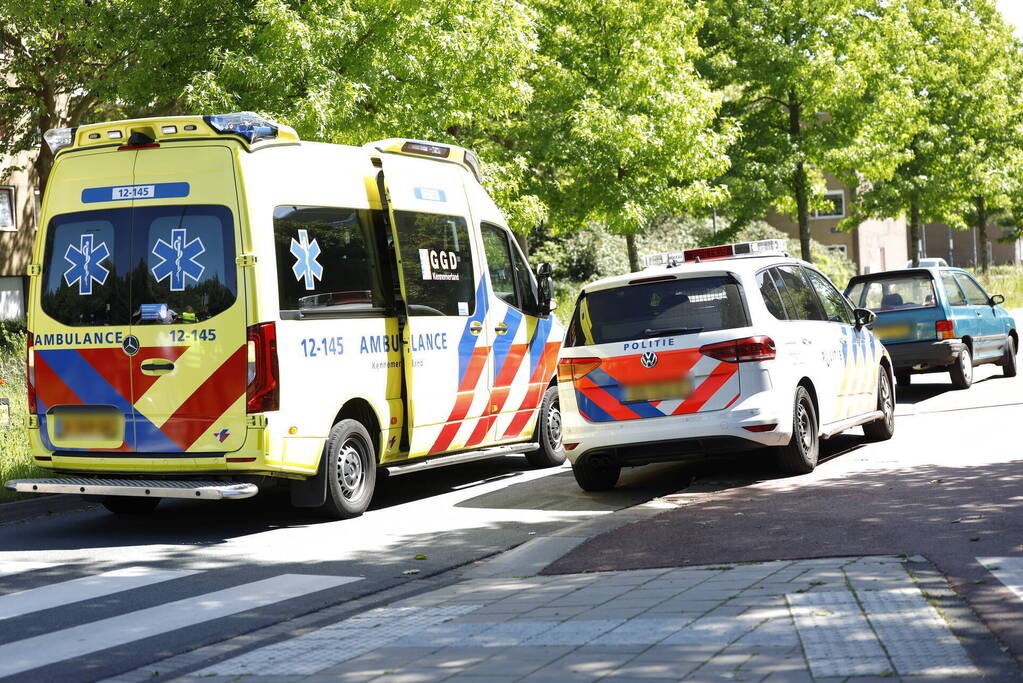 Auto en fietser botsen op rotonde