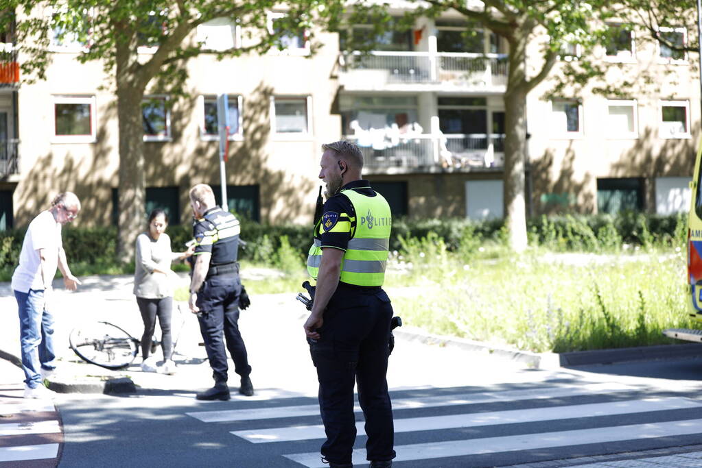 Auto en fietser botsen op rotonde