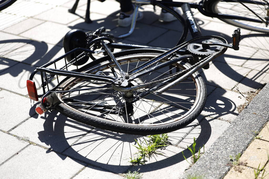 Auto en fietser botsen op rotonde