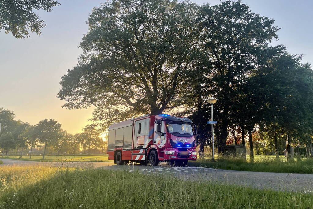 Politie-auto flink beschadigd door klap tegen drempel