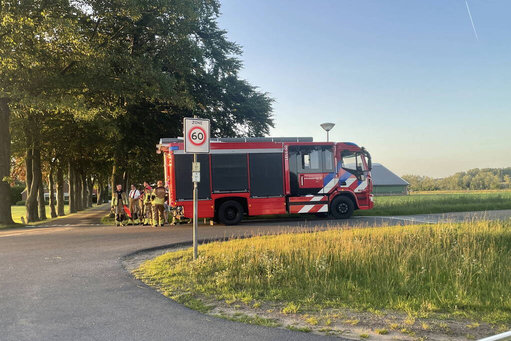 Politie-auto flink beschadigd door klap tegen drempel