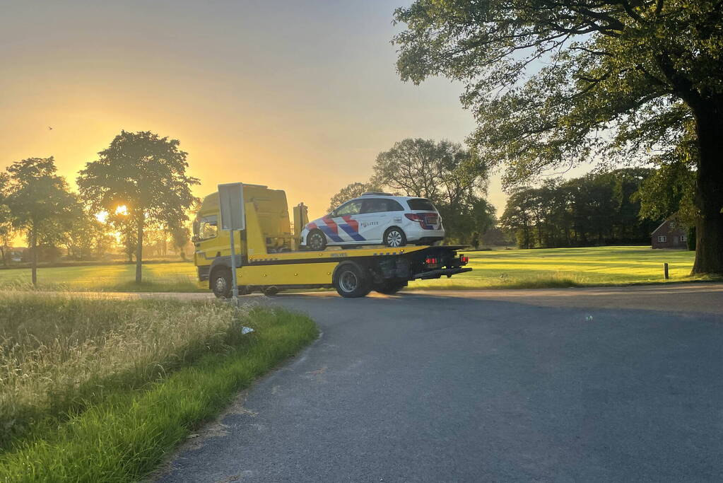 Politie-auto flink beschadigd door klap tegen drempel