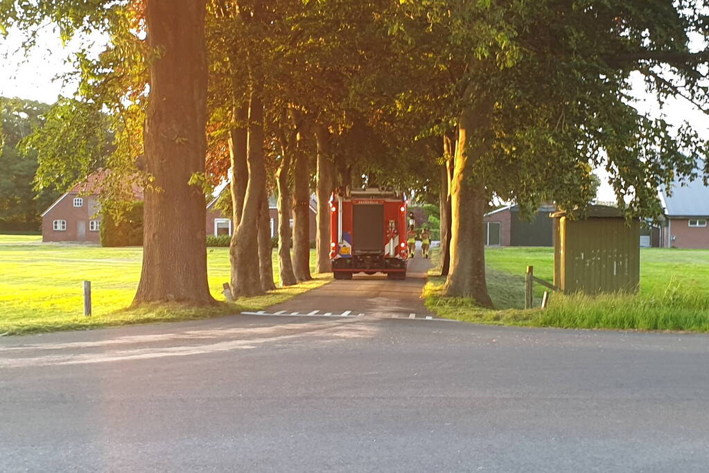 Politie-auto flink beschadigd door klap tegen drempel