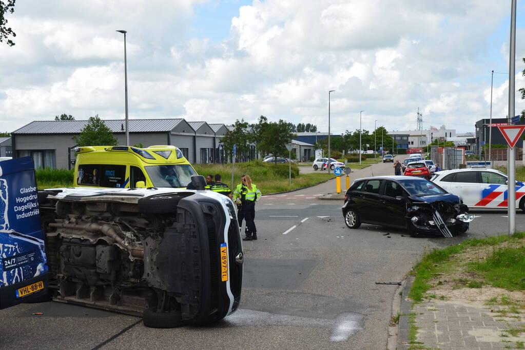 Bestelbus belandt op zijn kant bij ongeluk