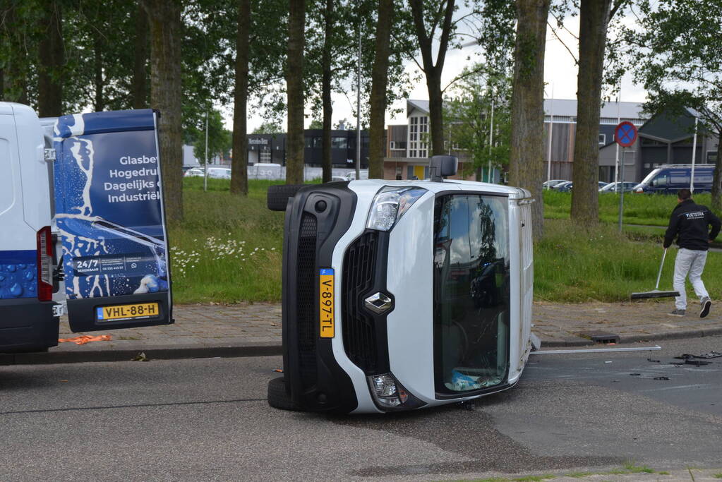 Bestelbus belandt op zijn kant bij ongeluk