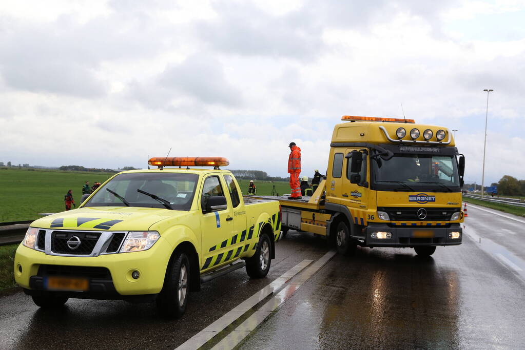 Auto komt op de kop tot stilstand in greppel