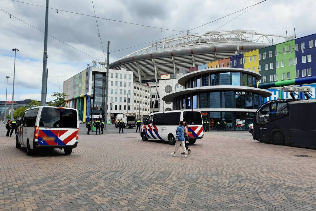 Grootscheepse ME oefening bij Johan Cruijff ArenA