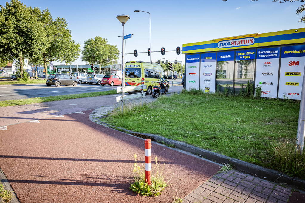 Vrouw gewond bij aanrijding op fietspad