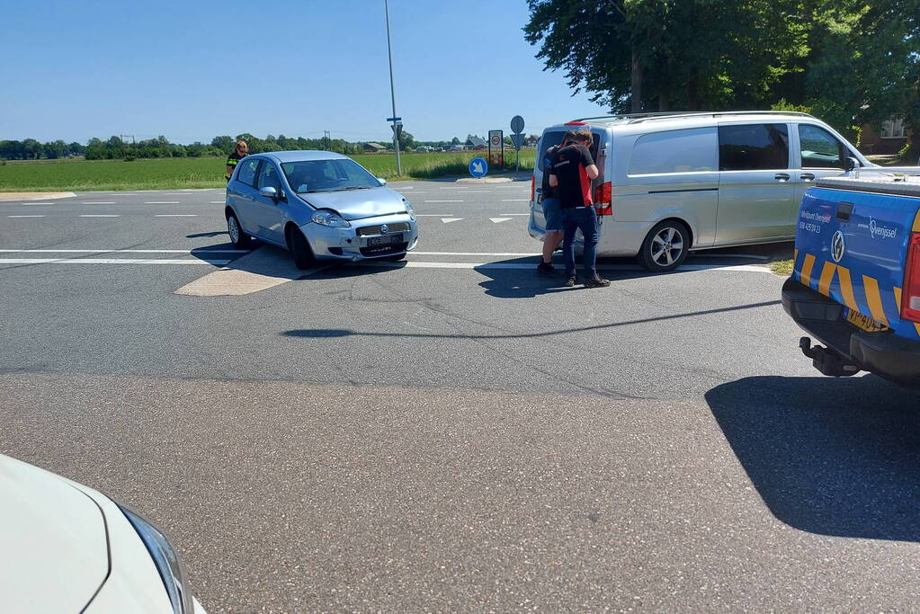 Twee voertuigen botsen op kruising